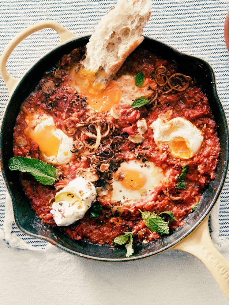 Quick Shakshuka With Yogurt