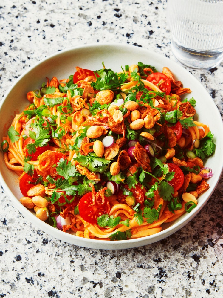 Cold Noodles With Tomatoes and Peanut Sauce